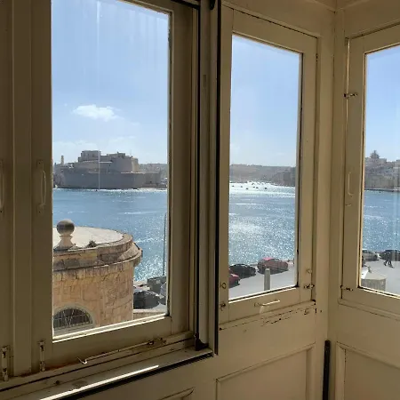 بيت للعطل Huge Seafront Boathouse *