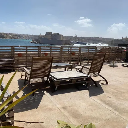 Huge Seafront Boathouse * فاليتا